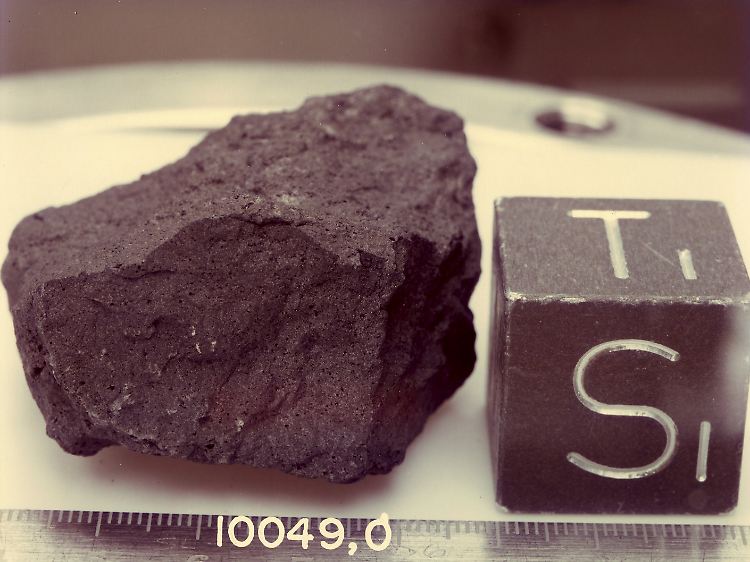 Die Mondgestein-Probe mit der Nummer 10049 wiegt ca. 193 Gramm und besteht aus Ilmenit Basalt und hat einen hohen Anteil an Kalium.
