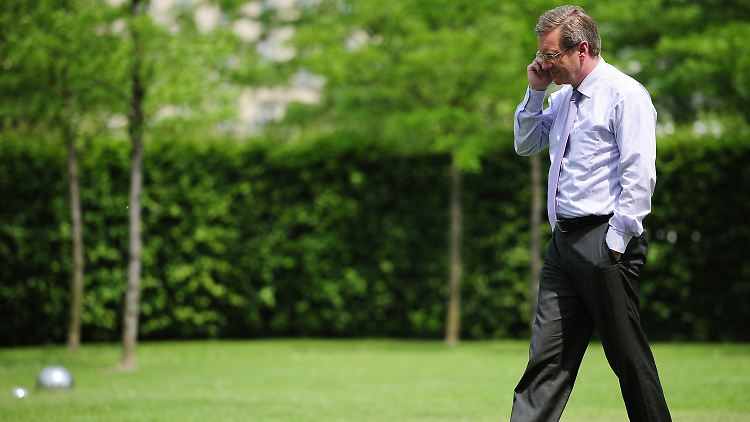 Wir wissen nicht, mit wem Wulff hier telefoniert - die Aufnahme entstand jedoch nicht in Kuwait, sondern im Juli 2010 in Berlin.