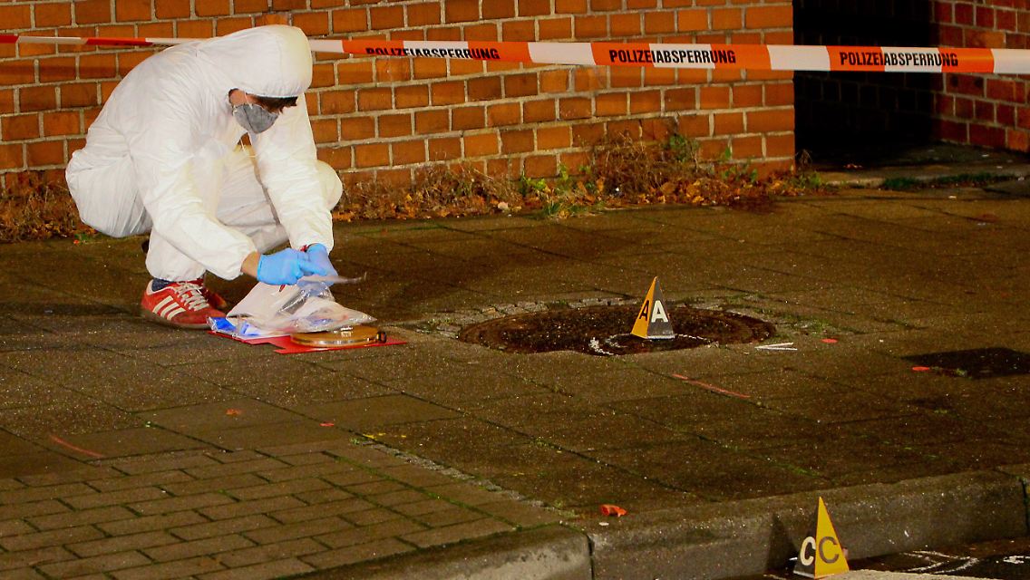 Ermittler bei der Spurensicherung.