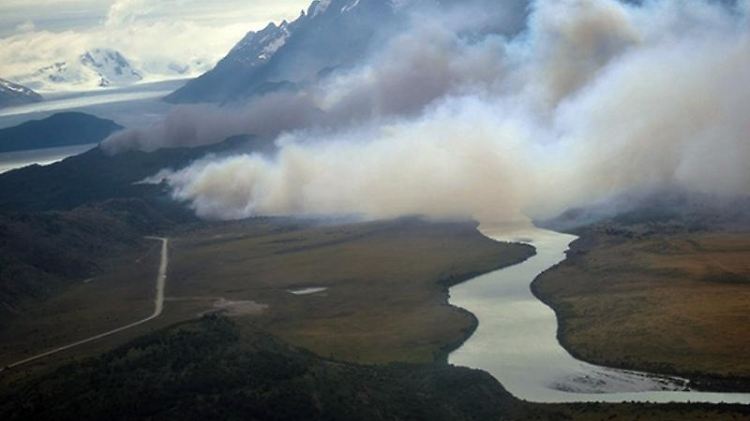 Rauchwolken über dem Nationalpark Torres des Paine in Chile: Wegen des Waldbrandes ist der Park für Urlauber derzeit nicht zugänglich.
