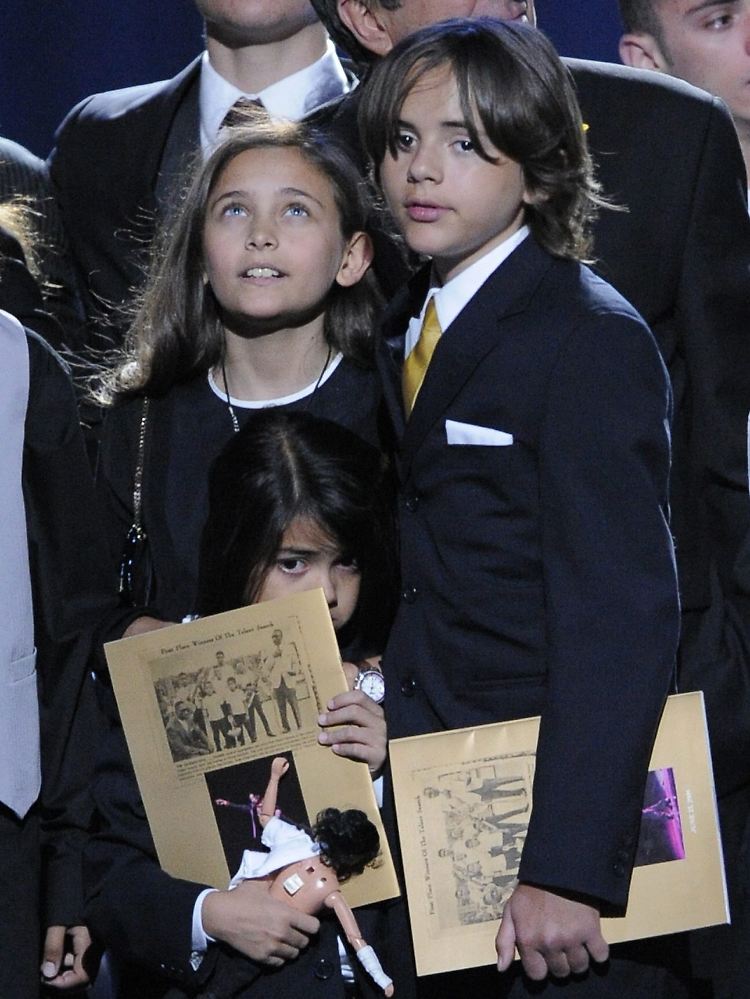 Michael Jacksons Kinder Blanket (vorne), Paris (l) und Prince Michael Jackson (r) bei der Gedenkfeier für ihren Vater im Staples Center in Los Angeles (Archivfoto vom 07.07.2009).