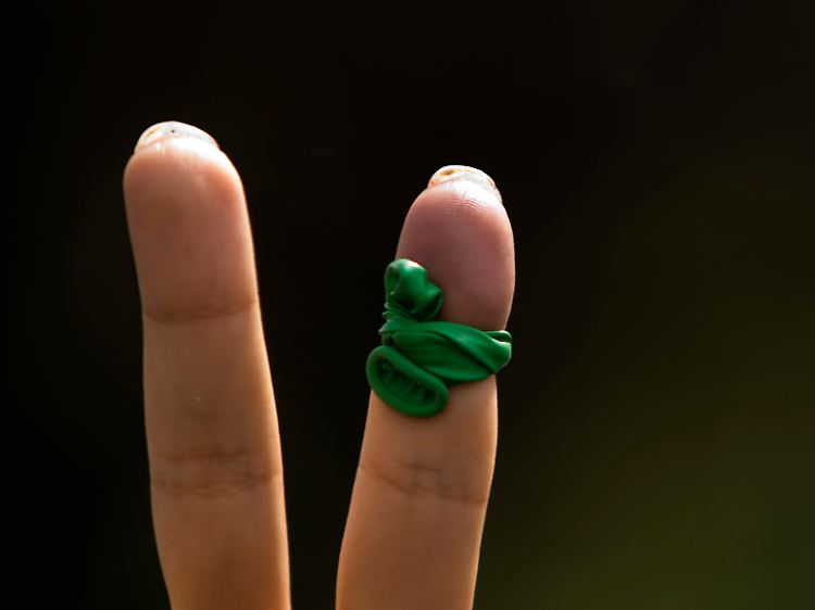 Die Oppositionsanhänger geben sich durch grüne Bänder zu erkennen.
