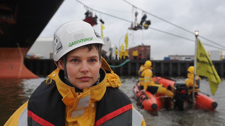 Lisa gehört zu den Greenpeace-Aktivistinnen und -Aktivisten, die die "Jan Maria" am Auslaufen hindern.