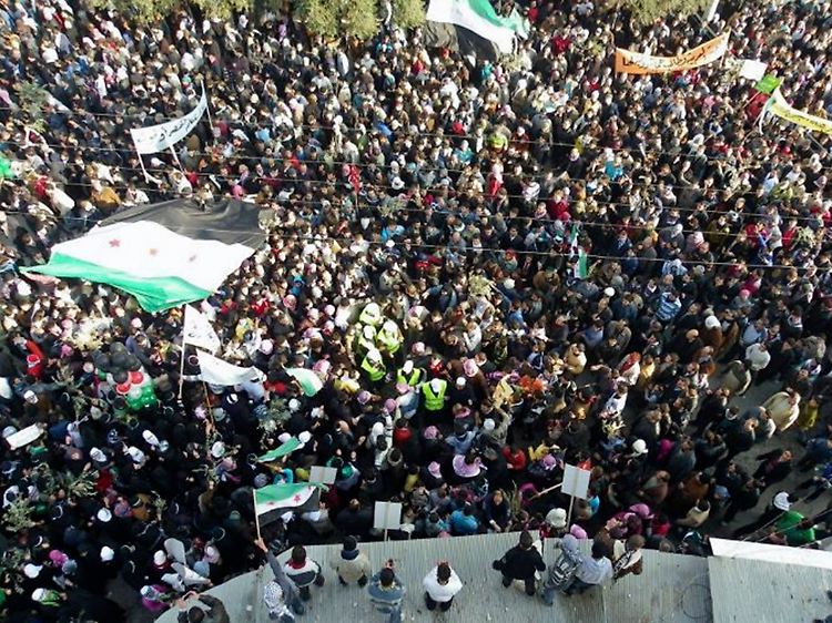 Arabische Beobachter (im Bildmittelpunkt in den Warnwesten) auf einer Kundgebung in Idlib Ende Dezember.