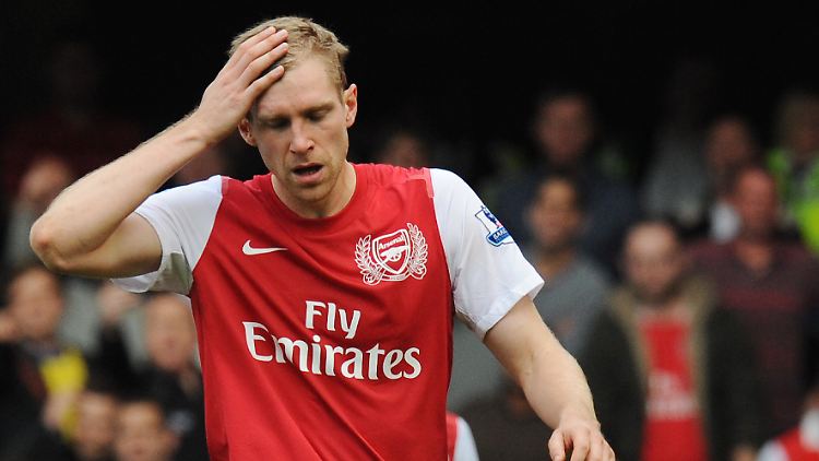 Per Mertesacker (Arsenal) kan es nicht fassen: ManU und ManCity patzen, aber die "Gunners" können keinen Profit daraus schlagen.