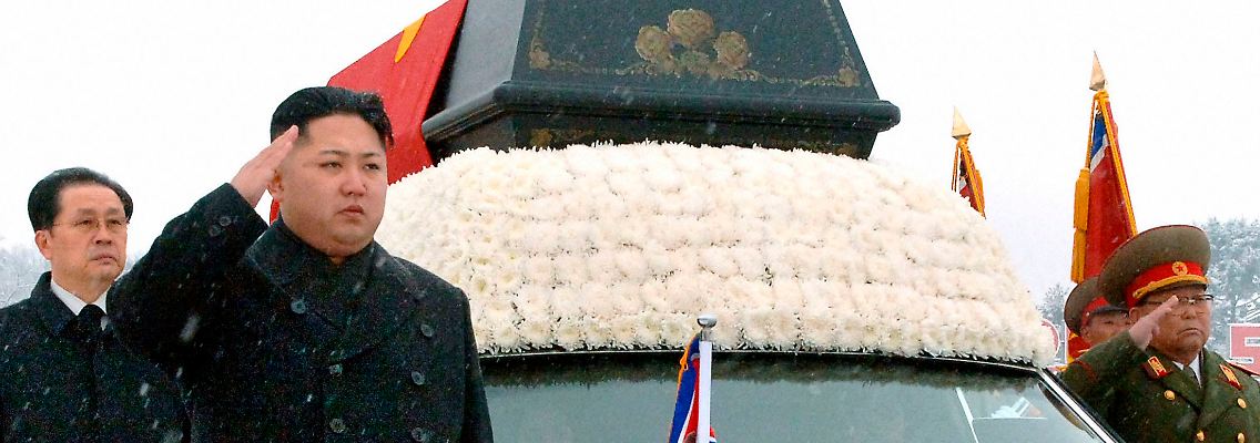 Kim Jong Un ohne Schal und Mütze beim Trauerzug.