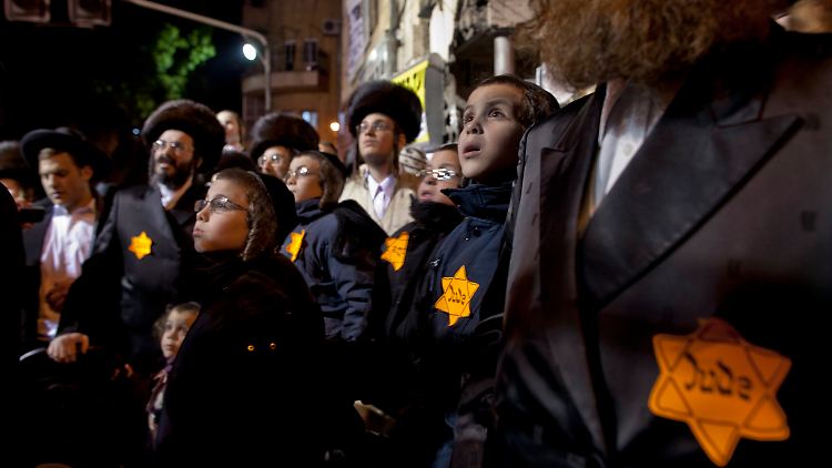 Ultraorthodoxe Juden demonstrieren mit gelbem Judenstern.