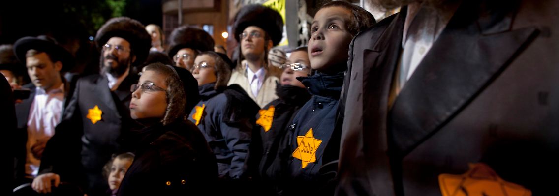 Ultraorthodoxe Juden demonstrieren mit gelbem Judenstern.