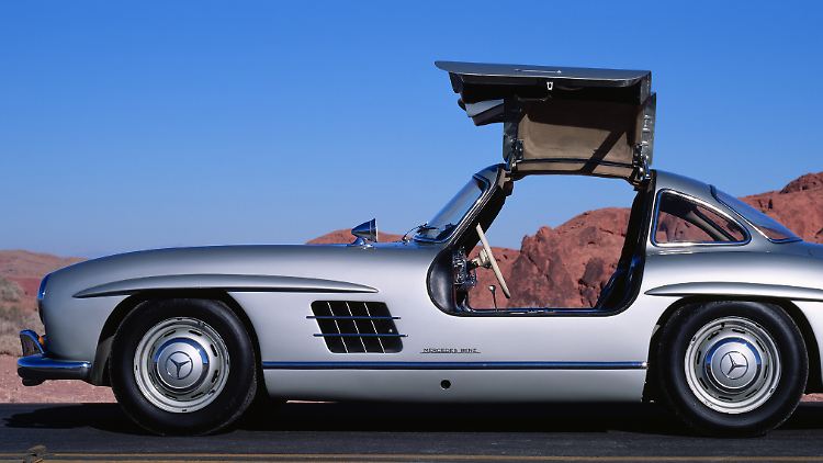 Am Anfang waren Flügel: Am 6. Februar 1954 feierte der von der Rennversion abgeleitete Straßenwagen Mercedes-Benz 300 SL Premiere.