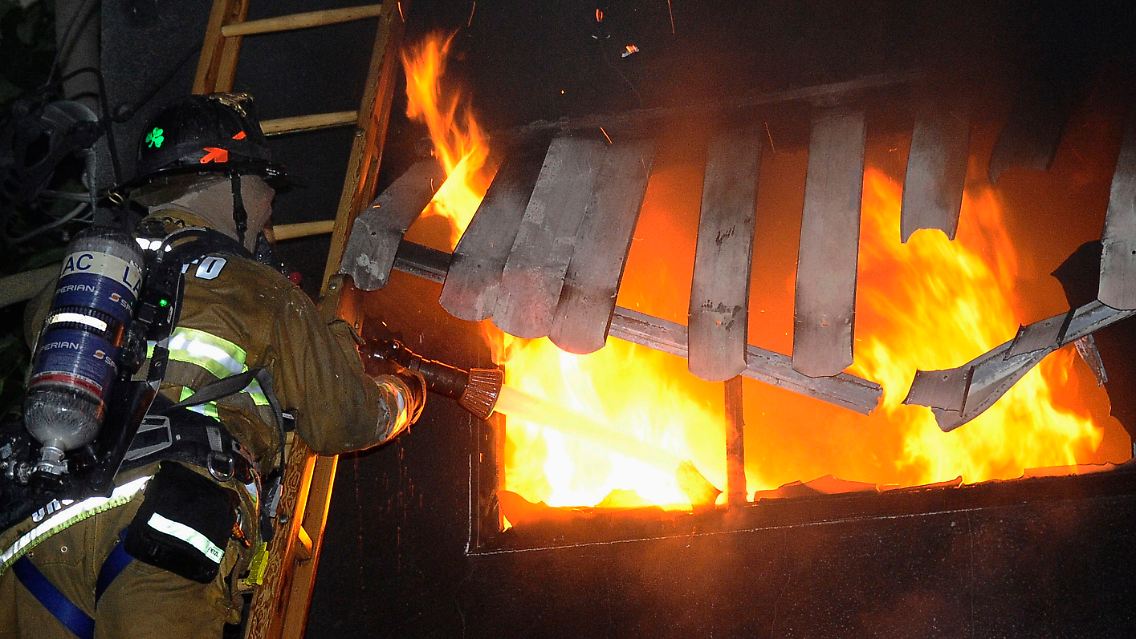 2012-01-02T150417Z_01_GRB055_RTRMDNP_3_LOSANGELES-CARFIRES.JPG3270744881949695537.jpg