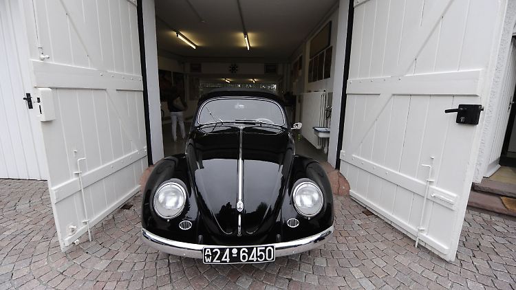 Ein VW-Käfer steht vor der Garage der Porsche-Villa in Stuttgart. Die Porsche-Villa war der Wohnsitz der Familie Porsche. Heute ist es ein Gästehaus der Porsche AG und wird zu Repräsentationszwecken genutzt.