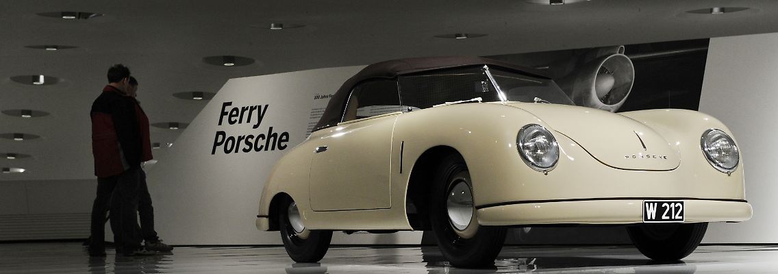 Menschen betrachten in der Sonderausstellung "100 Jahre Ferry Porsche" im Porsche Museum in Stuttgart-Zuffenhausen einen Porsche 356/2 Gmünd Cabriolet. Mit Autos, Bildern sowie persönlichen Dokumenten und Gegenständen führt das Porsche-Museum in Stuttgart durch das Leben des Autopioniers.
