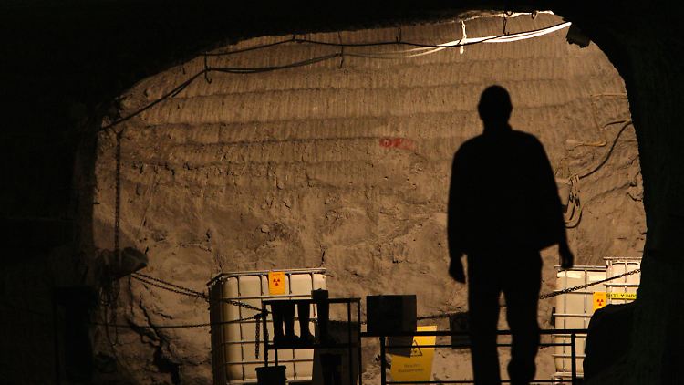 Unsichere Lagerung: Experten streiten darüber, ob die strahlenden Abfälle aus der Asse noch zu bergen sind.