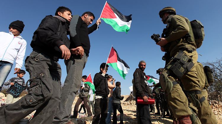 Israelische Soldaten stehen palästinensischen Demonstranten nahe der Siedlung Beit Omar gegenüber. 