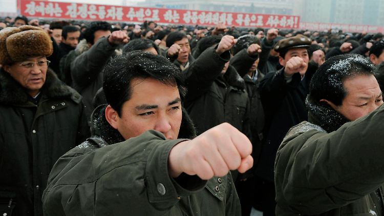 Marschierende Massen auf dem Kim-Il-Sung-Platz.