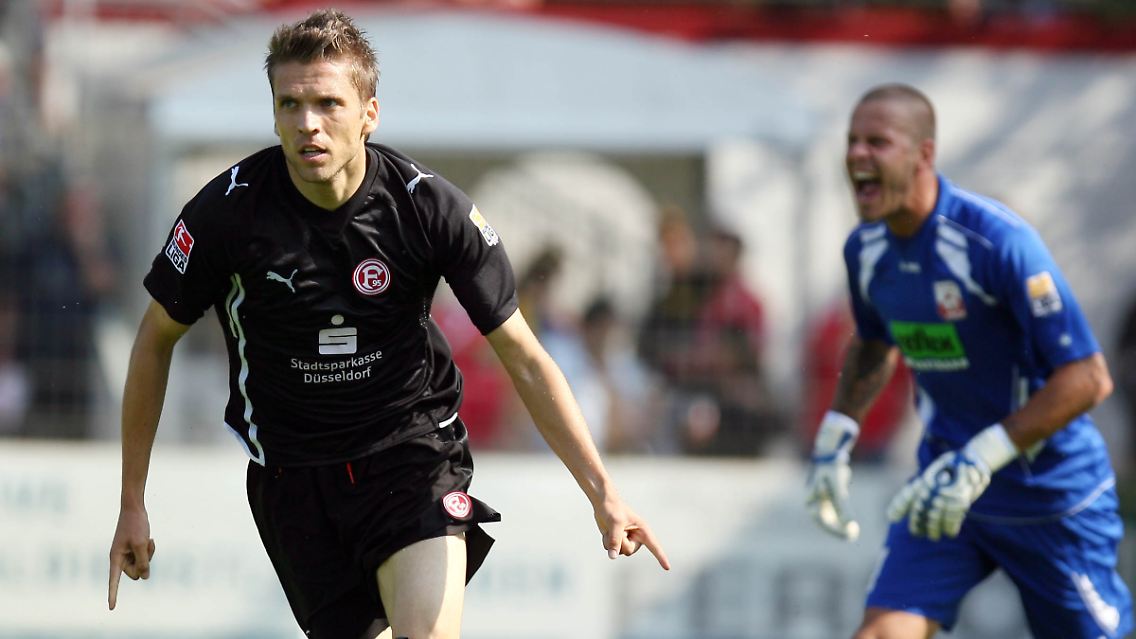 Der Düsseldorfer Ranisav Jovanovic (l) jubelt nach seinem Tor zum 0:2. Ahlens Torhüter Sascha Kirschstein weist seine Hintermannschaft zurecht.