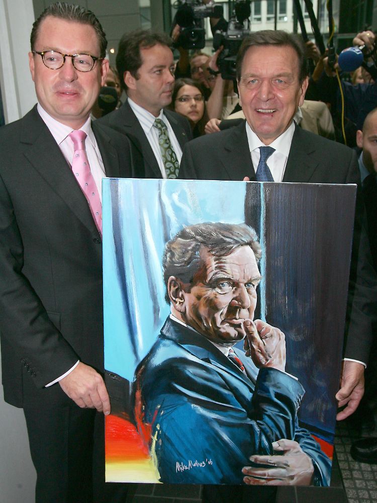 Altkanzler Gerhard Schröder erhält im Oktober 2006 vom Bild-Chef Kai Diekmann ein Schröder-Porträt.