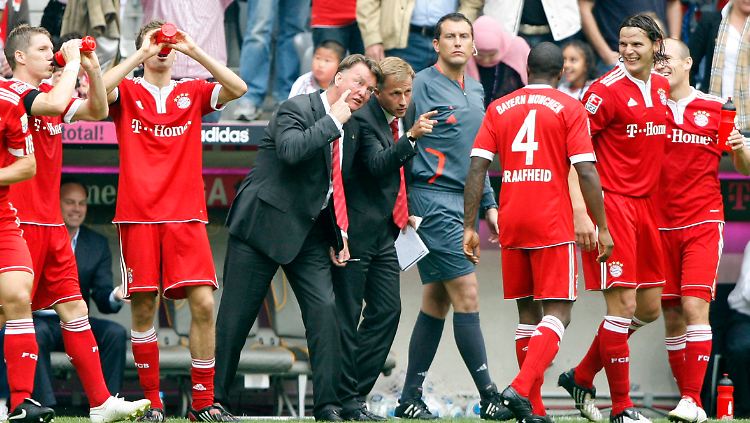 Ein zufriedener Trainer sieht anders aus: Louis van Gaal (3. von links) mag sich über den Siegtreffer nicht so recht freuen.