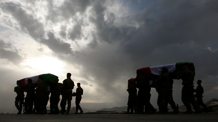 Italienische Soldaten tragen die Särge von sechs in Afghanistan gefallenen Kameraden zu einem Flugzeug.