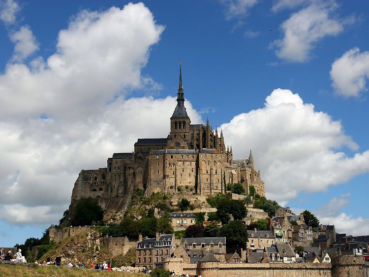Die vor der im Ärmelkanal an der französischen Küste gelegene Insel Mont-Saint-Michel.