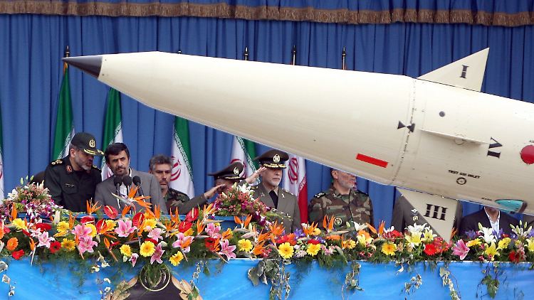 Der iranische Präsident Mahmud Ahmadinedschad gemeinsam mit Verteidigungsminister Ahmad Wahidi (l) hinter einer Rakete im April 2010.