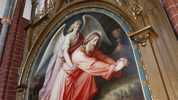 In alter Schönheit erstrahlt der restaurierte ehemalige Hauptaltaraufsatz von Carl Gottfried Pfannschmidt in der Nordkapelle.