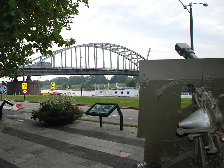 Ein Artilleriegeschütz steht an der heutigen Gedenkstätte mit Blick auf die Brücke von Arnheim.