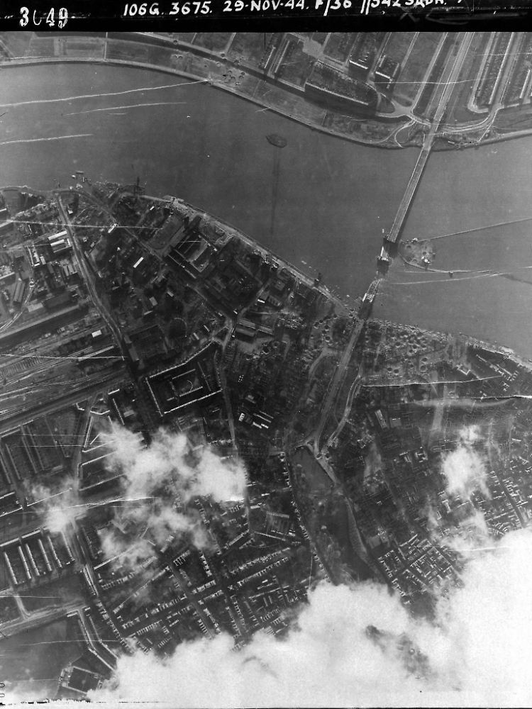 Das von der britischen Royal Air Force aufgenommene Foto zeigt die Brücke über den Lek am 29.11.1944.