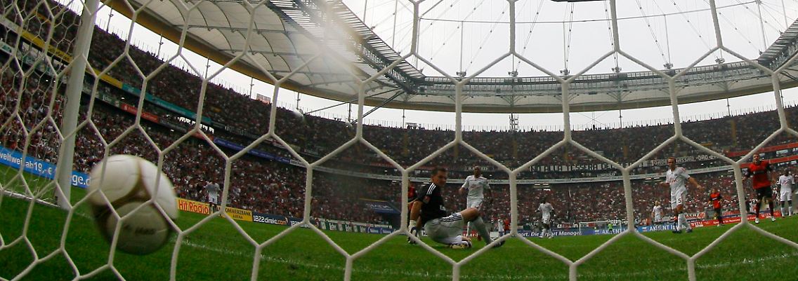 Durch die Beine ins Tor: HSV-Torhüter Frank Rost hätte den Ausgleich verhindern müssen.