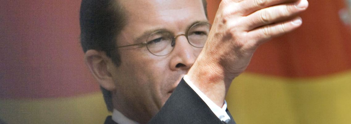 Wirtschaftsminister zu Guttenberg verteidigt die Ankündigung der CSU nach Steuersenkungen.