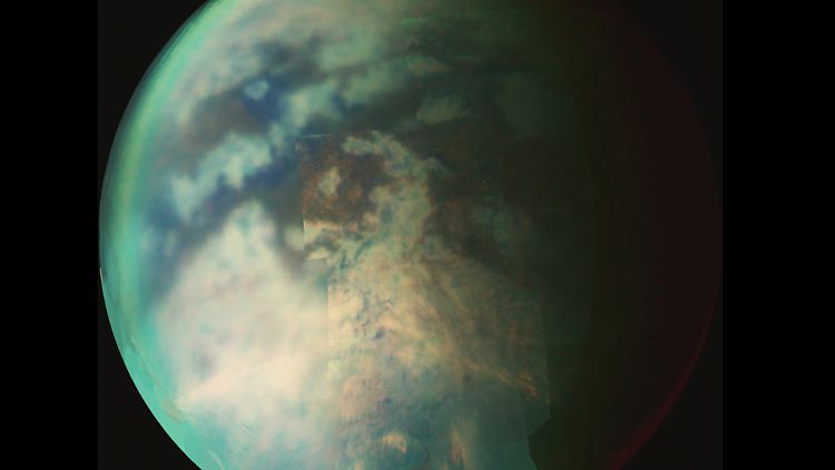 Die Falschfarbenaufnahme zeigt den Saturnmond Titan - mit 5.150 Kilometern Durchmesser der zweitgrößte Mond des Sonnensystems. Normalerweise ist die Oberfläche unter einer dicken bräunlich-orangenen Gashülle verborgen.