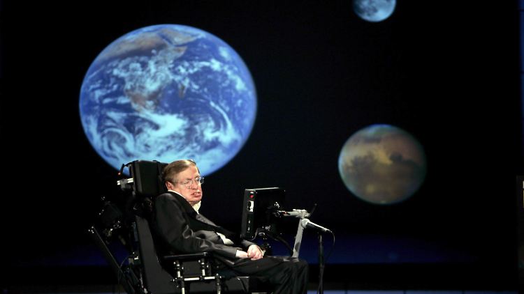 Stephen Hawking in seinem Element: Hier erklärt er seinen Zuhörern, warum der Mensch das All besiedeln sollte.
