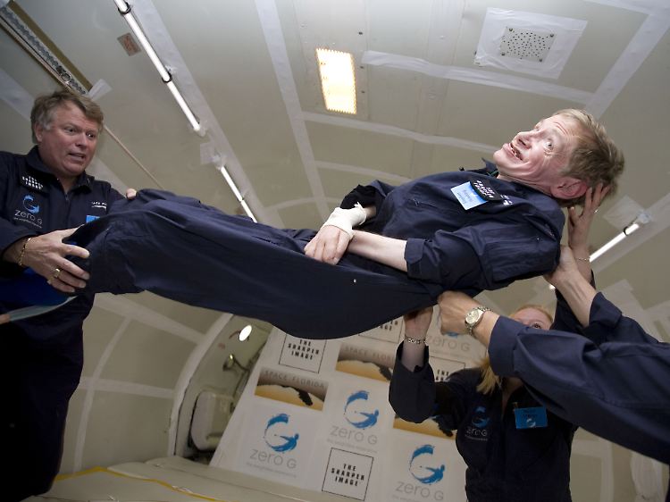2007 durfte Hawking seinen Körper bei einem Parabelflug als schwerelos erleben.