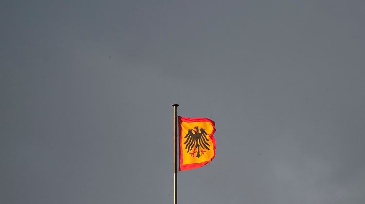 Die Flagge über Schloss Bellevue zeigt an, ob der Bundespräsident zu Hause ist.