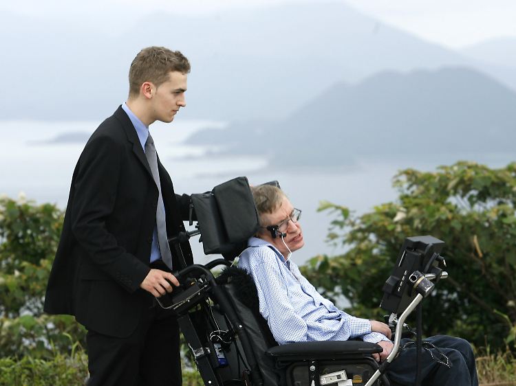 Allein geht aufgrund der Krankheit schon lange nichts mehr. Aktuell sucht Hawking einen neuen Assistenten.