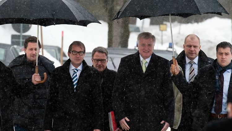 Auch wenn der niedergehende Schnee in Kreuth nicht so recht weiß, ob er doch lieber Regen  sein soll, wirkt CSU-Chef Seehofer vollkommen von sich überzeugt.