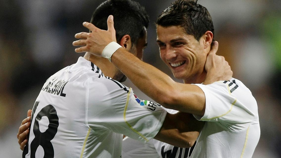 Glückwunsch: Reals Raul Albiol gratuliert Christiano Ronaldo zu seinem Tor.
