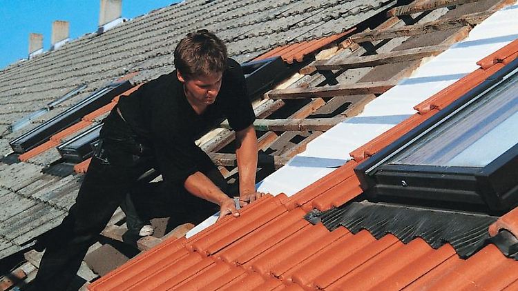 Nichts für Heimwerker: Nur Fachmänner sollten Steildächer kontrollieren und reparieren.