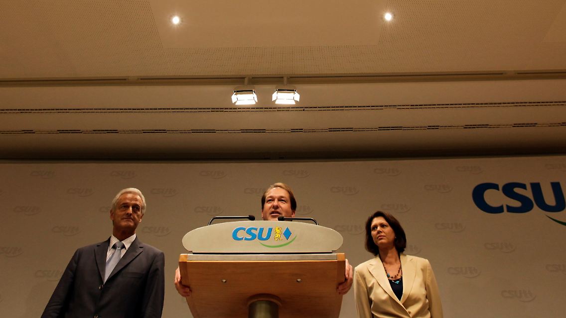 Peter Ramsauer (links), Alexander Dobrindt (Mitte) und Ilse Aigner auf der Pressekonferenz in München.