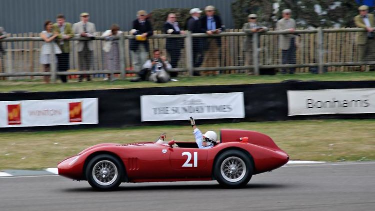 Sir Stirling Moss in seinem Maserati auf dem Goodwood Revival.
