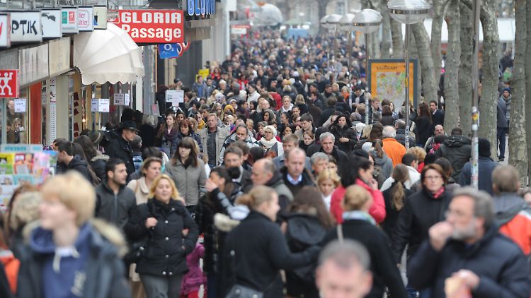 Im Land der vollen Fußgängerzonen: Viele kommen nur zum Flanieren, bestellt haben sie längst im Internet.