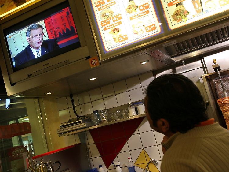 In einem türkischen Imbiss am Bahnhof Dammtor in Hamburg läuft das Interview mit Bundespräsident Wulff im Fernsehen.