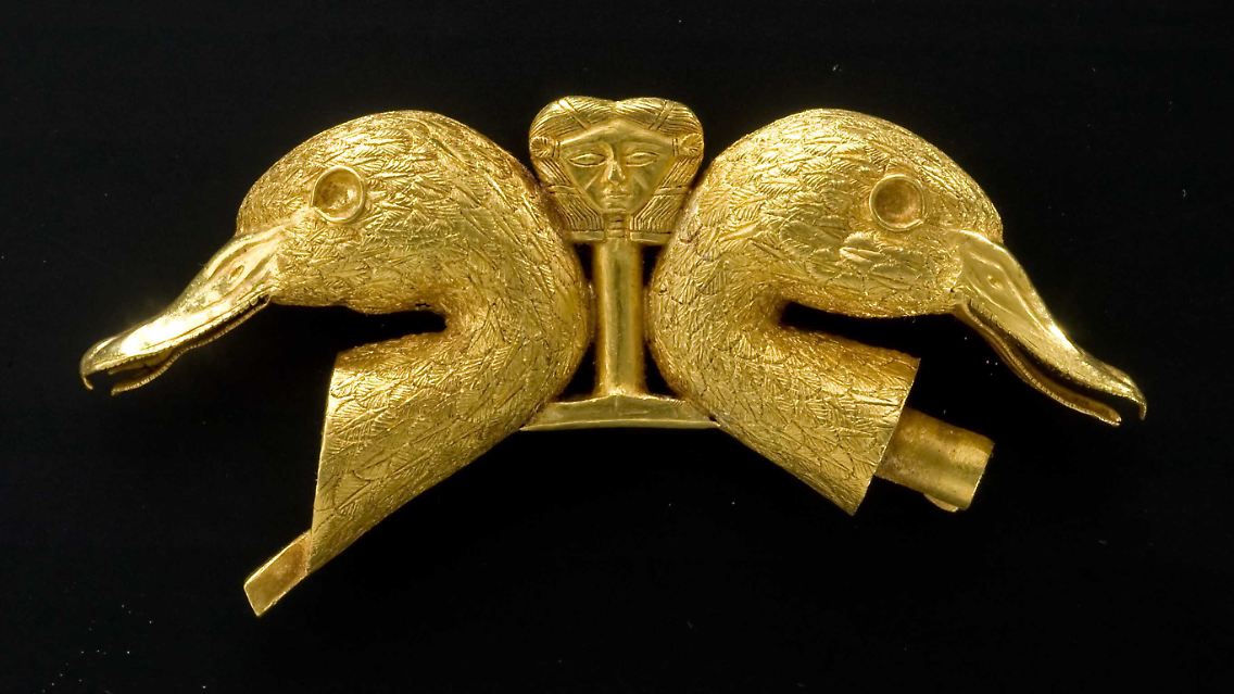 Zierat in Form von Entenköpfen aus der Felsgruft in Qatna.