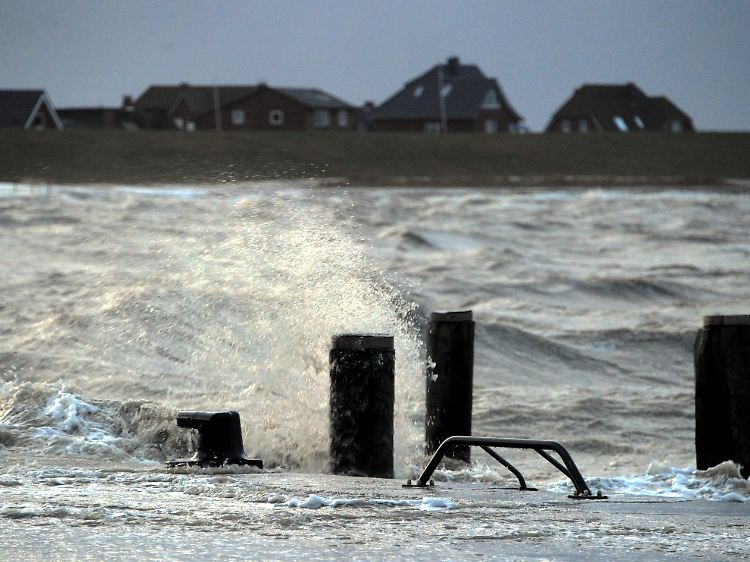 Die Wellen der Nordsee prallen an den Anleger im nordfriesischen Dagebüll.