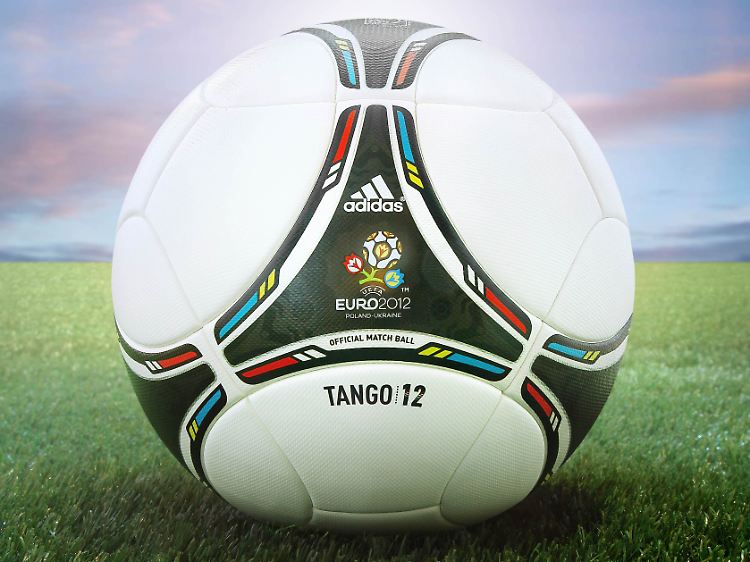 Der offizielle Spielball "Tango 12" für die UEFA EURO 2012 in Polen und der Ukraine.