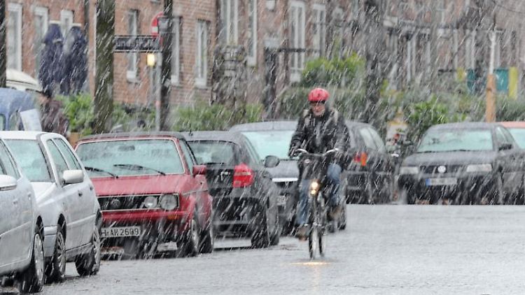 In der kalten Jahreszeit sollte man als Radfahrer nicht nur sein Outfit anpassen, sondern auch die Fahrweise.