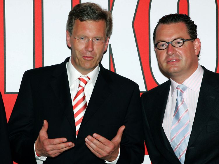 Der damalige Ministerpräsident des Landes Niedersachsen, Christian Wulff, sowie "Bild"-Chefredakteur Kai Diekmann (l-r) sprechen am 06.07.2006 in Berlin während des Sommerfestes der Zeitung miteinander.