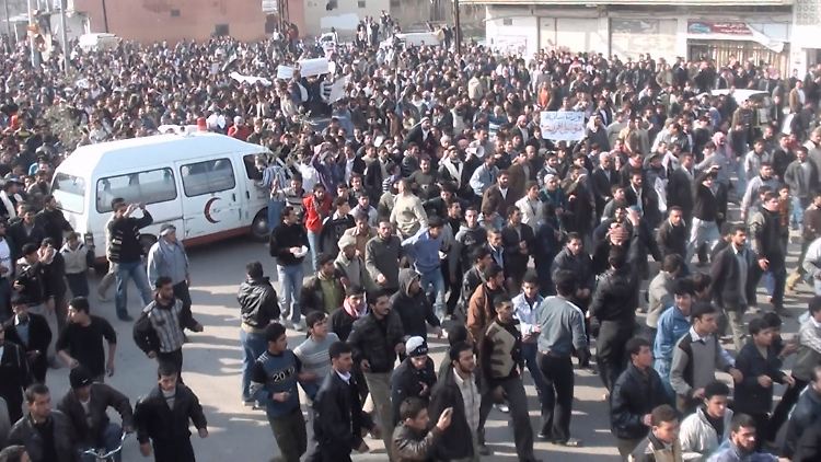 Demonstranten protestieren bei Homs gegen Assads Regime.