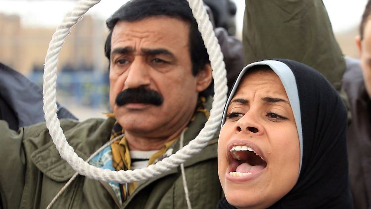 Ein Ägypter zeigt vor dem Gerichtsgebäude, was mit dem Ex-Präsidenten geschehen soll.