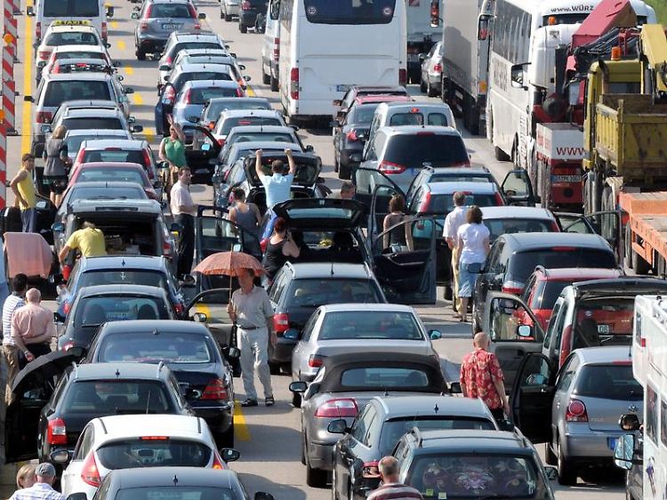 Und wenn es auf dem Weg in den Urlaub auf den Straßen auch schon so voll ist, sind die meisten genervt.
